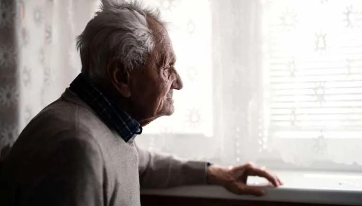 Anziani, i gesti estremi, il silenzio assordante e una società inadatta a coloro che dovrebbero esser la nostra ricchezza