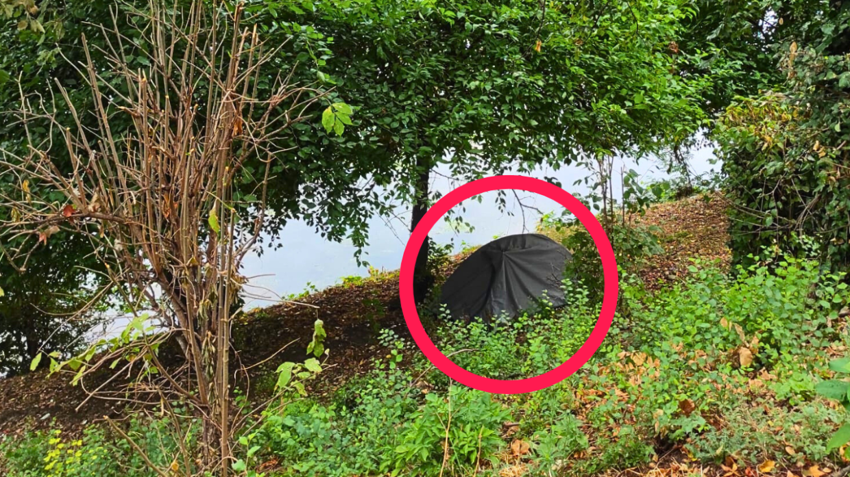 A Torino spunta una tenda pure sulle sponde del Po, davanti ai Murazzi