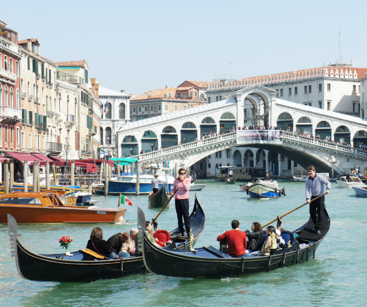 Boom di turisti sui traghetti da 2 euro: la “gondola low cost” che fa infuriare i residenti veneziani