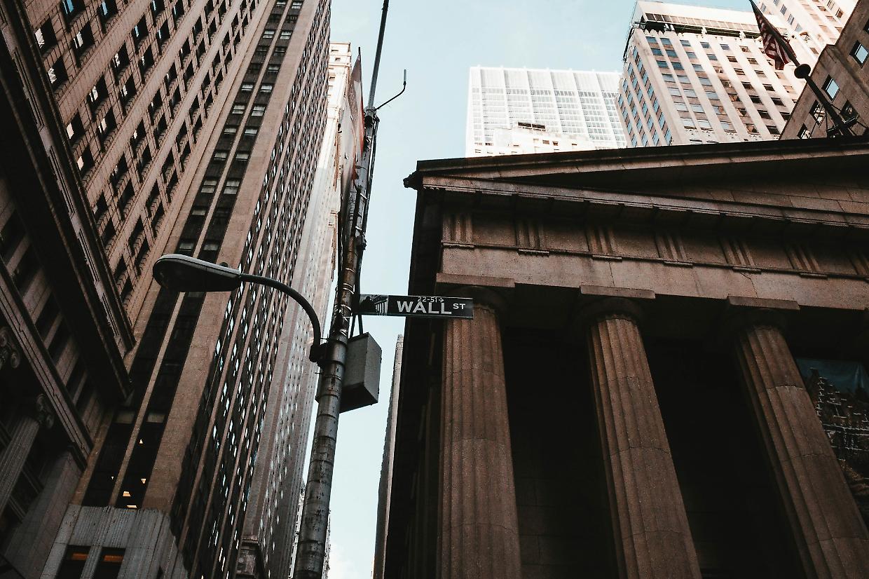 Wall Street trema: si alza l’ombra di una bolla sull’intelligenza artificiale