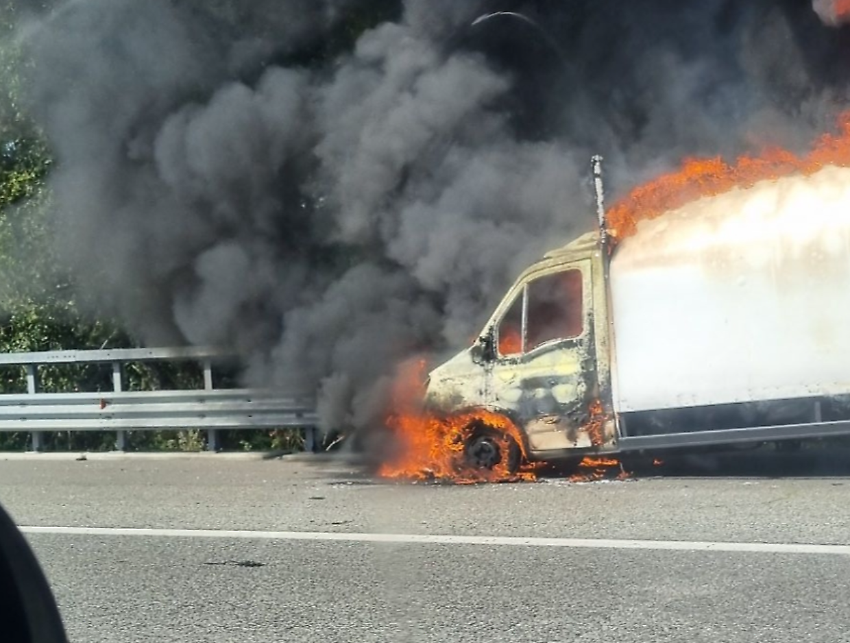 Il furgone che ha preso fuoco in tangenziale