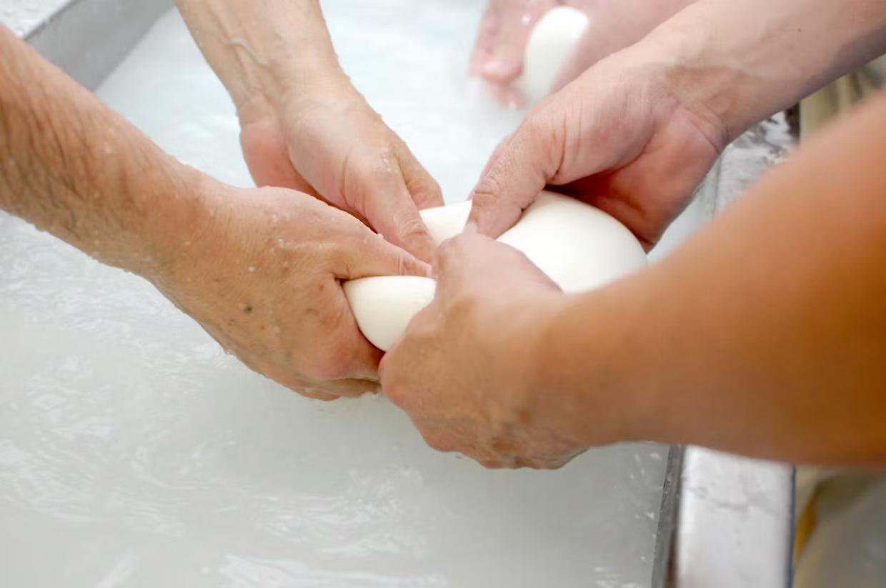Dopo l’allarme botulino, nuovo caso nei supermercati: richiamate mozzarelle Granarolo per sospetti frammenti metallici