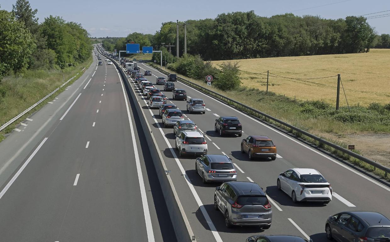Codice della Strada, nuove regole per le “safety car”: stop ai sorpassi e multe per chi non rispetta la colonna