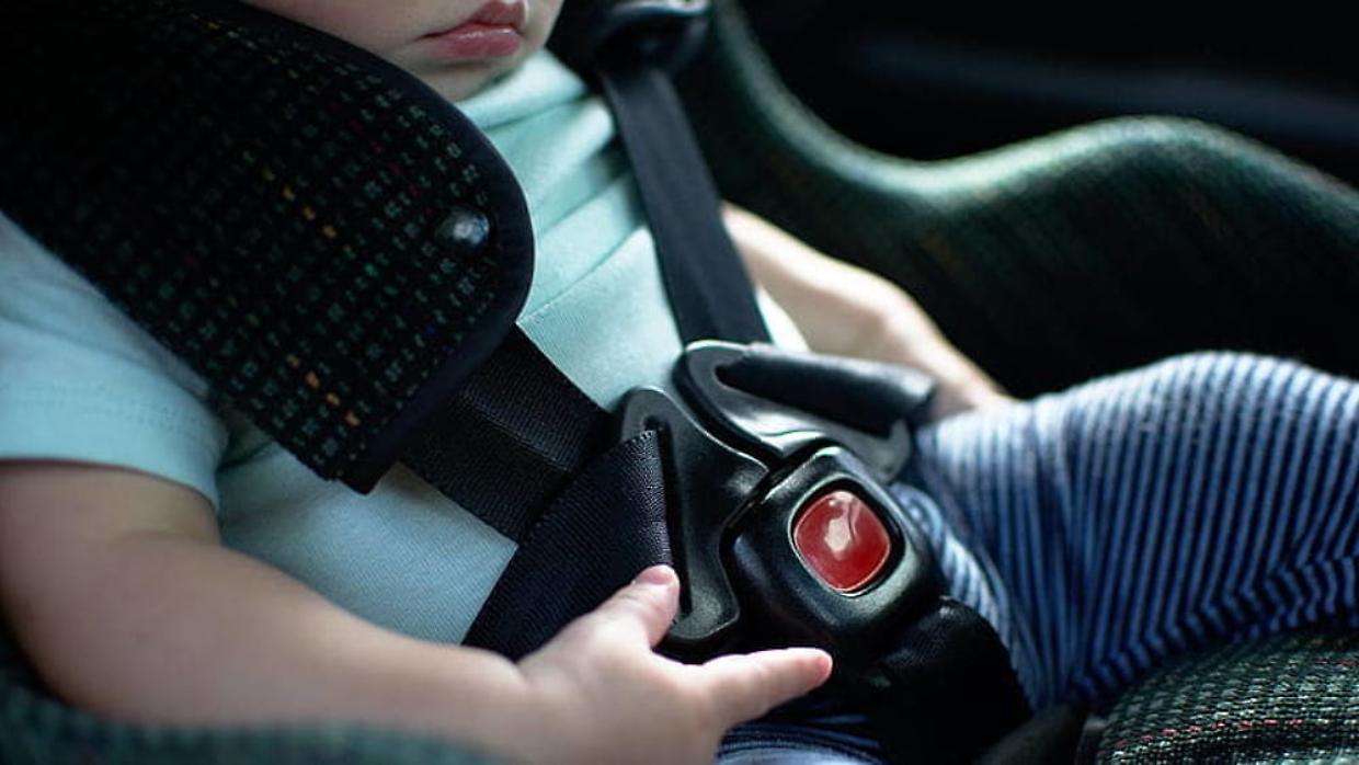 Dispositivi anti-abbandono in auto: non bastano da soli a proteggere i bambini