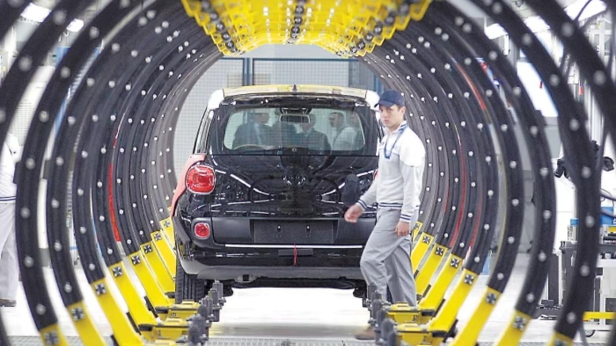 Fiat chiama 800 lavoratori da Nepal e Marocco per costruire la Grande Panda in Serbia