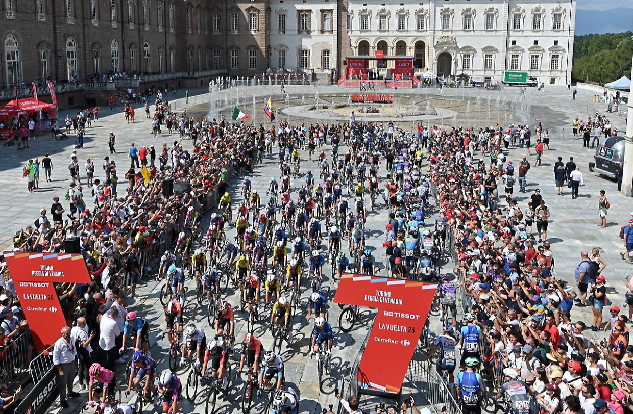 Sulla Piazza Rossa a Mosca l'arrivo del Giro d'Europa in bicicletta
