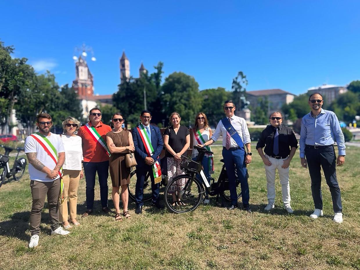 Santhià lancia il bike sharing elettrico: sei stazioni per la mobilità sostenibile