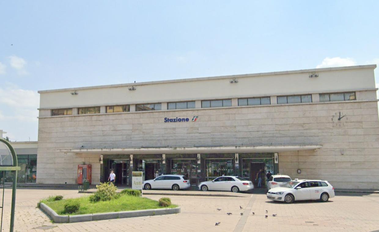 Tredicenne resta solo alla stazione di Asti: la Polfer ricongiunge la famiglia
