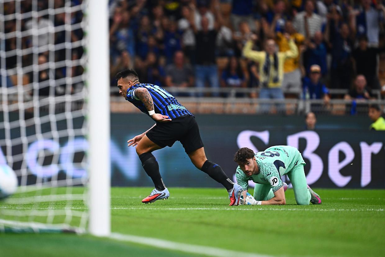Franco Israel in ginocchio beffato da Lautaro (foto Getty)