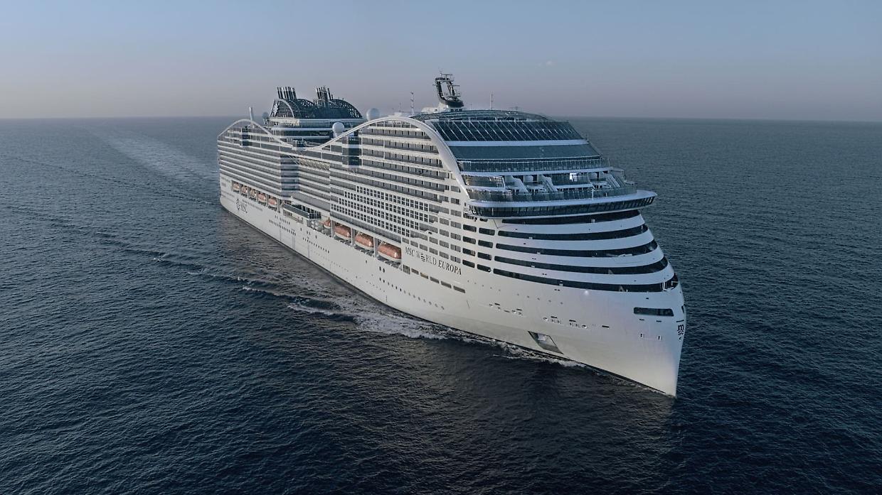 Motori in avaria al largo di Ponza: stop per la MSC World Europa con oltre 8.500 persone a bordo