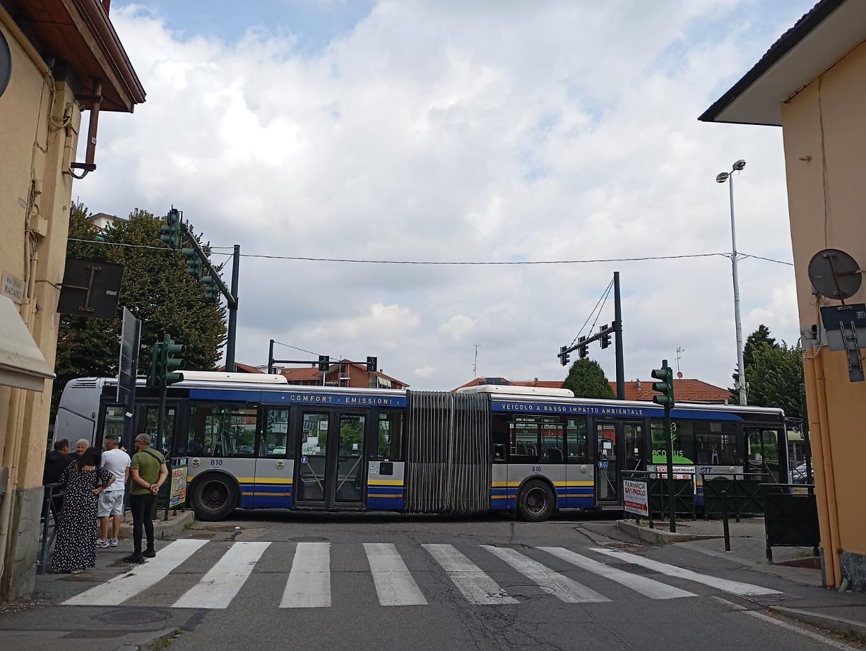 Rivoli, pullman si blocca e invade un giardino privato: disagi alla circolazione