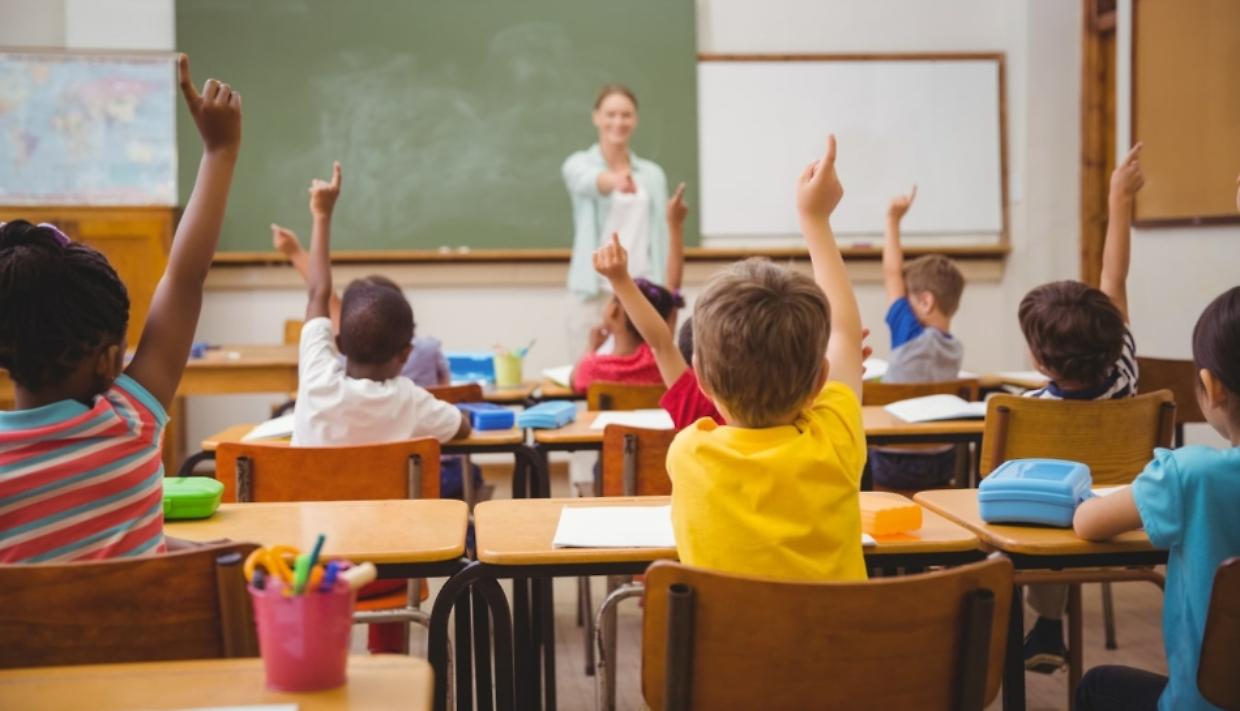 Ivrea, calano gli alunni alla primaria: perse due sezioni, ma nessun rincaro per mensa e trasporti
