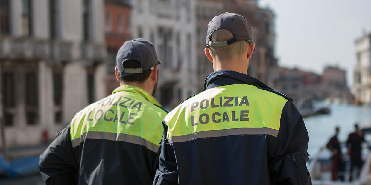 Incidente alle Vallette: auto contro il cordolo e copiosa perdita d'olio 