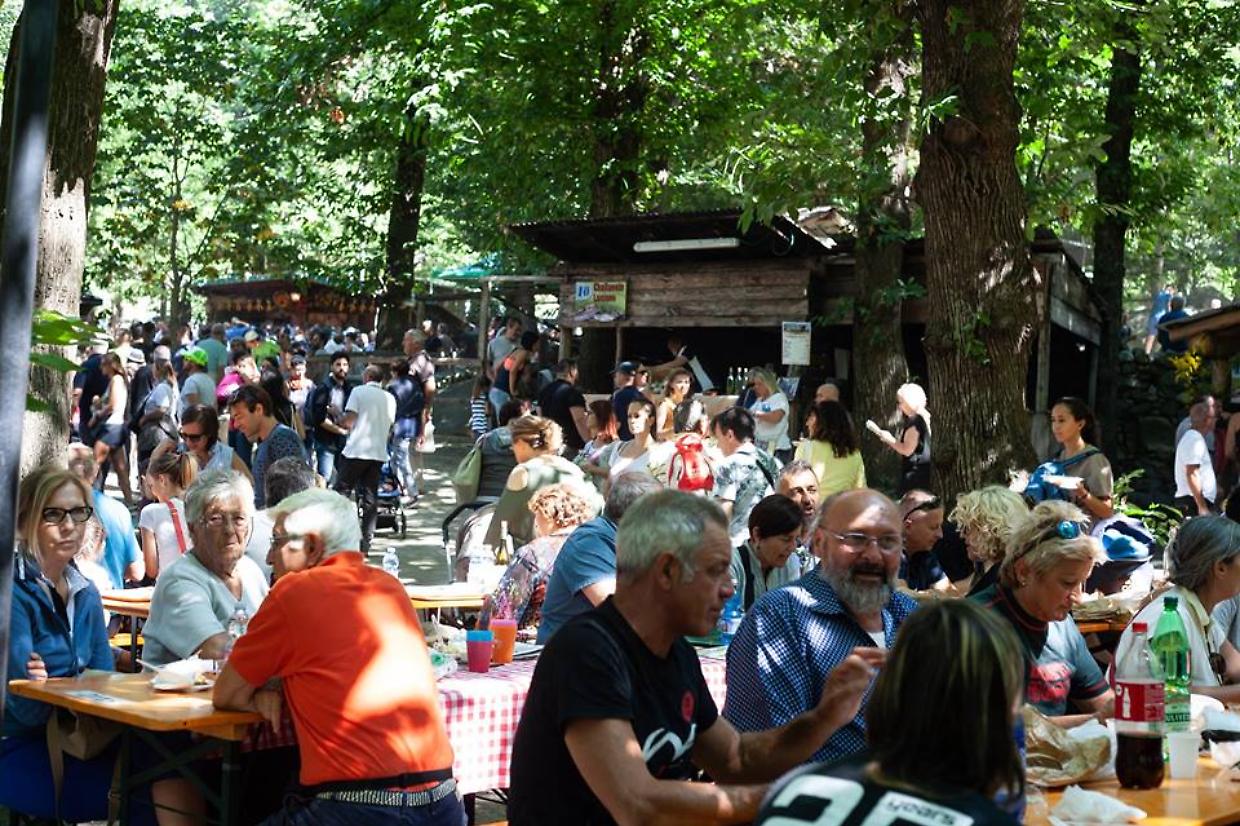 Arnad in festa per il lardo D.O.P.: la 52ª edizione (dal 28 al 31 agosto) tra degustazioni, musica e yoga della risata