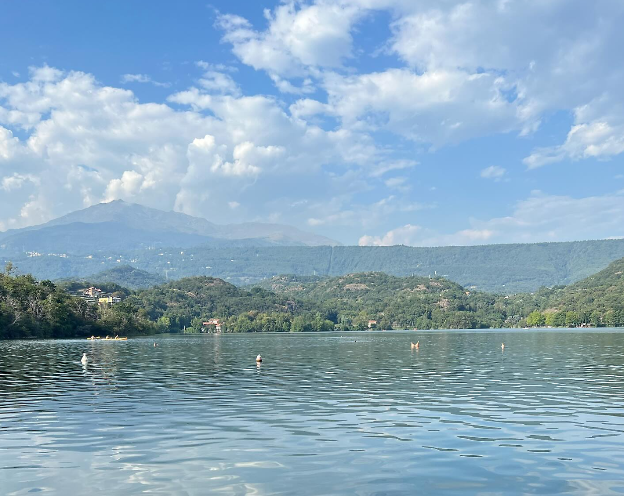 Ivrea punta sulla mobilità sostenibile: la navetta per il lago Sirio piace sempre di più