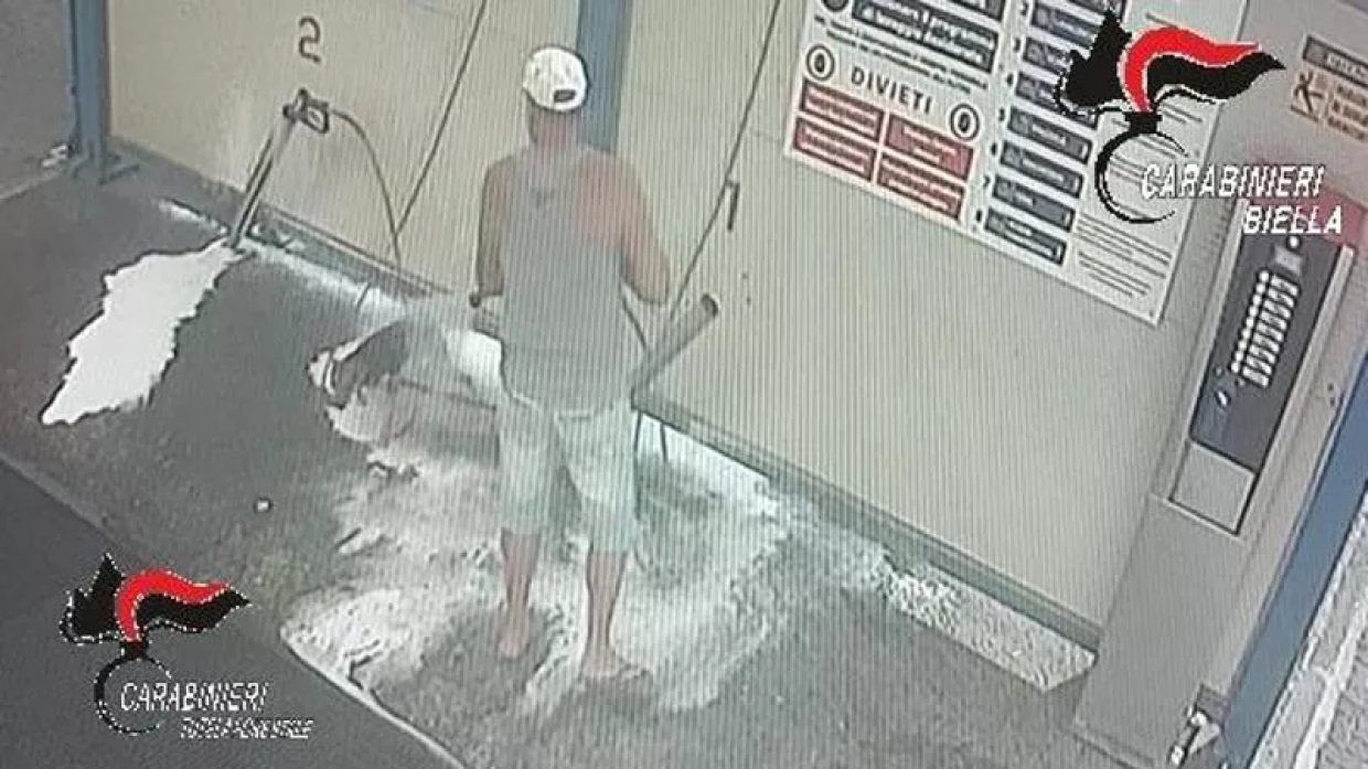 Biella, usa l’autolavaggio per lavare il cane: denunciato un 57enne
