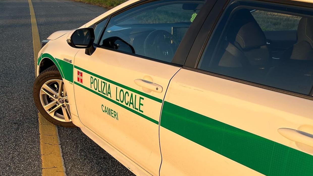 Autocarro colpisce balconi nel centro di Cameri e fugge