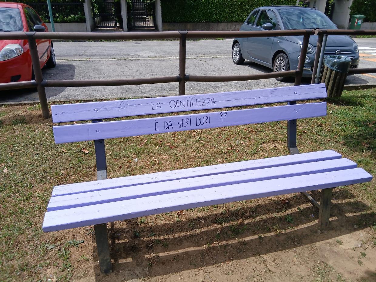 La gentilezza trova casa a Candiolo: inaugurata la panchina viola nel parco giochi