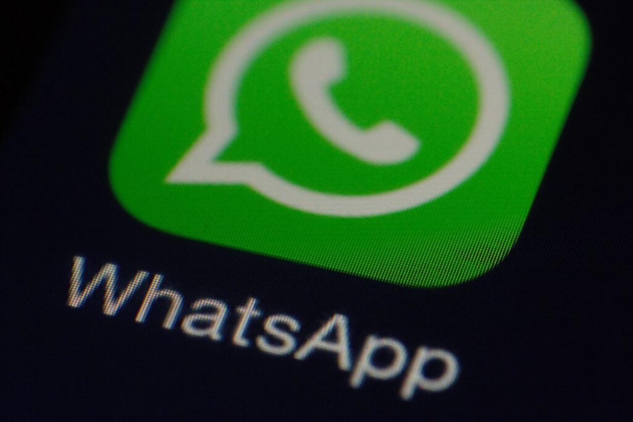 WhatsApp introduce l’AI per riscrivere i messaggi: tra privacy e nuovi toni di conversazione