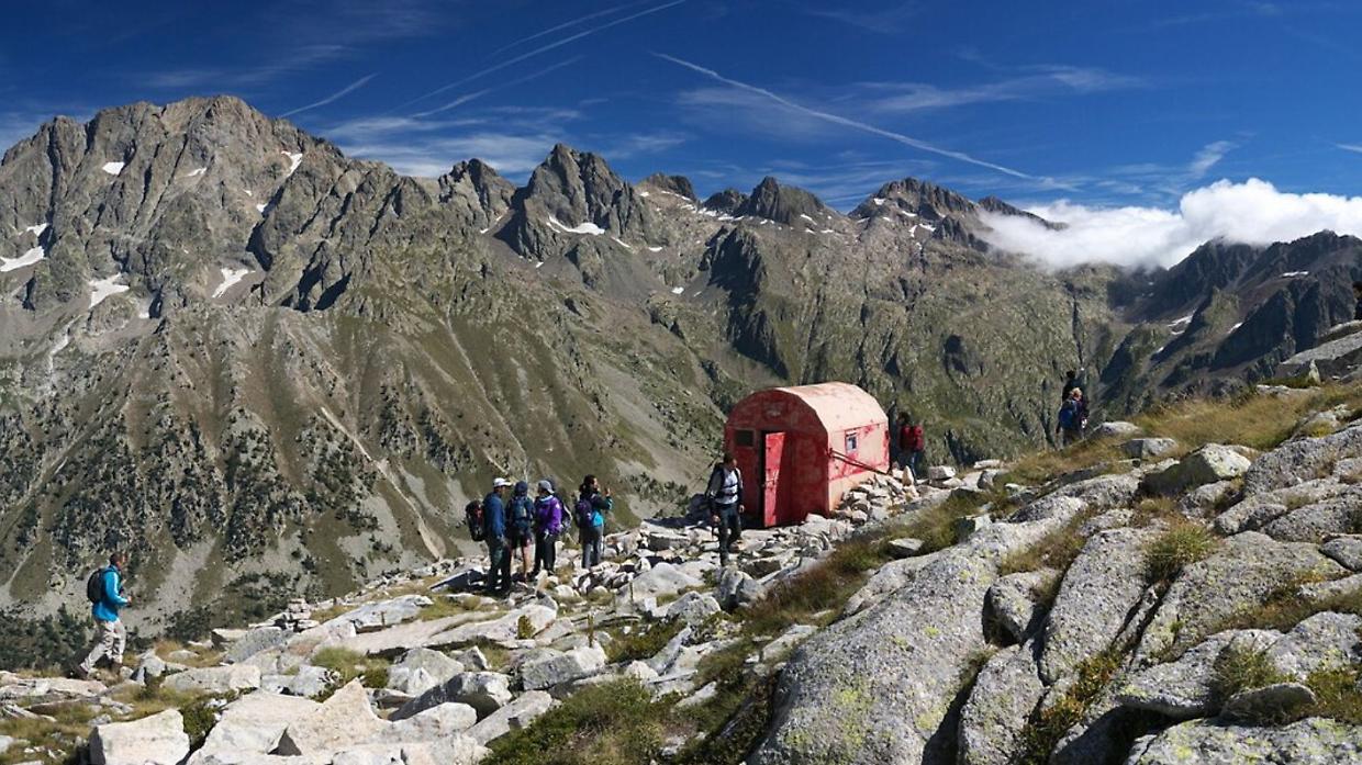 Parco Alpi Marittime, allarme vandalismi: scritte, adesivi e cartelli danneggiati