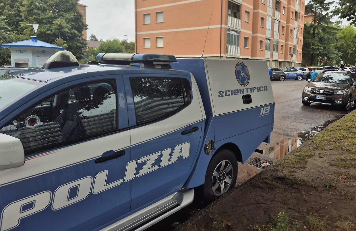 La polizia scientifica in via Farinelli
