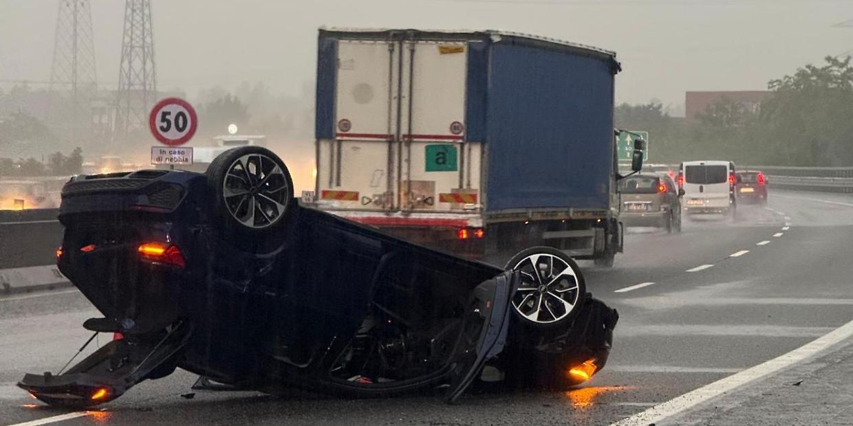 Auto si ribalta in tangenziale sud a Torino: traffico in tilt, un ferito lieve