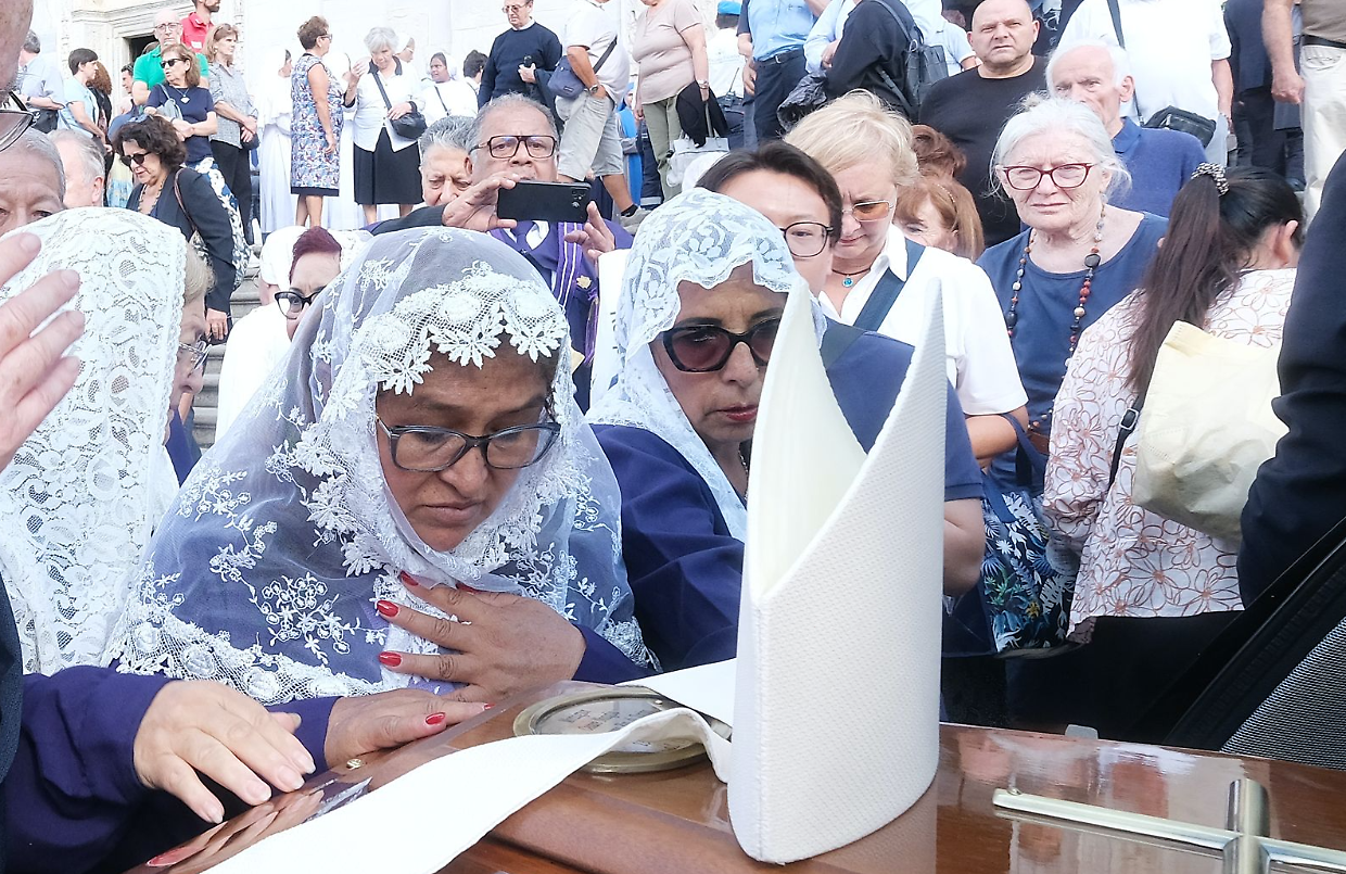 Lacrime e applausi al Duomo per Cesare Nosiglia. Il Papa: "era fedele al popolo"