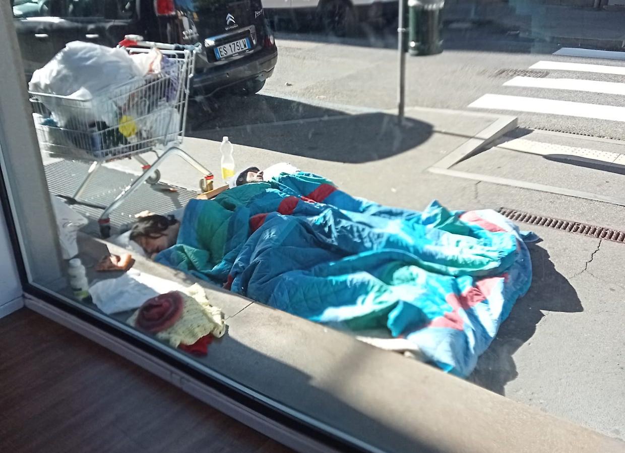 Una coppia senza dimora trova rifugio davanti alla banca: "Una storia d’amore sul marciapiede"
