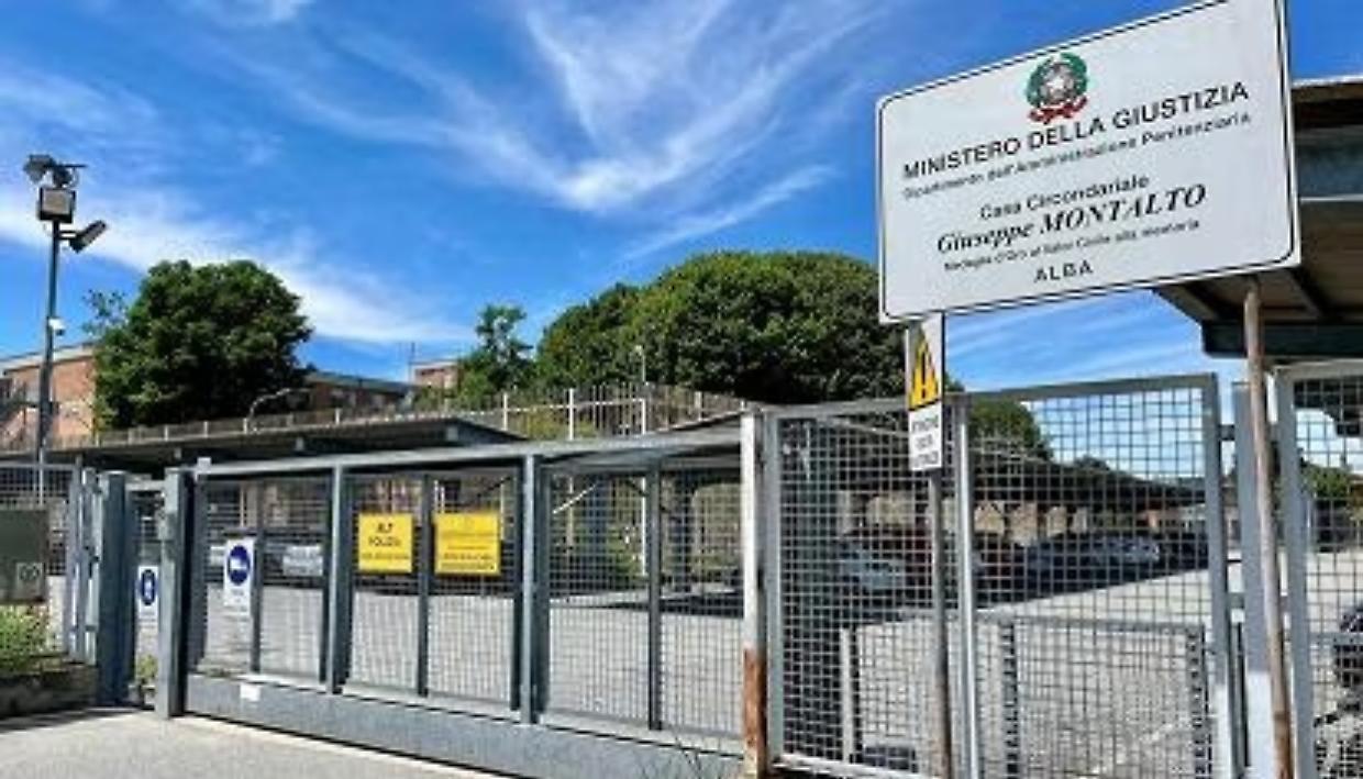 Caos in carcere ad Alba: detenuto distrugge termosifoni, vetri e ascensore per ore