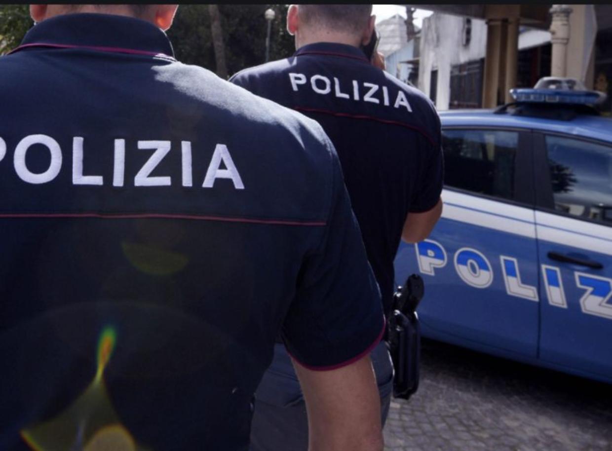 Torino, furto in corsa sul monopattino: strappa una collana e fugge