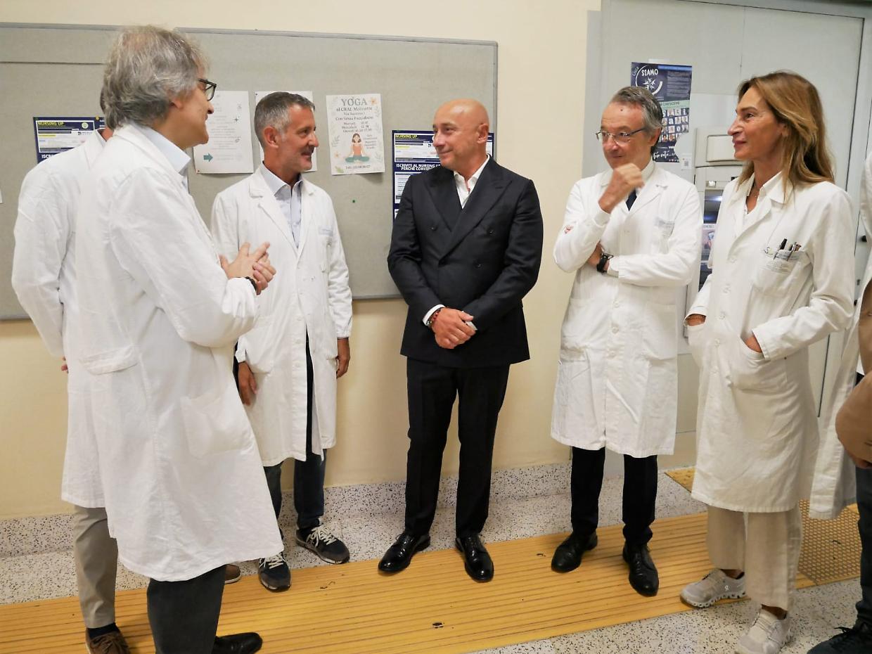 I primi nove chilometri di Tranchida: dalle strette di mano alle mani al bilancio