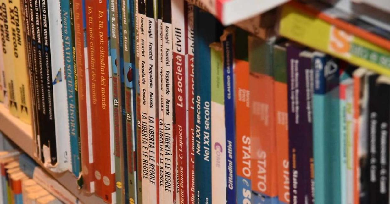 Rincaro libri scolastici, le famiglie si affidano all'usato