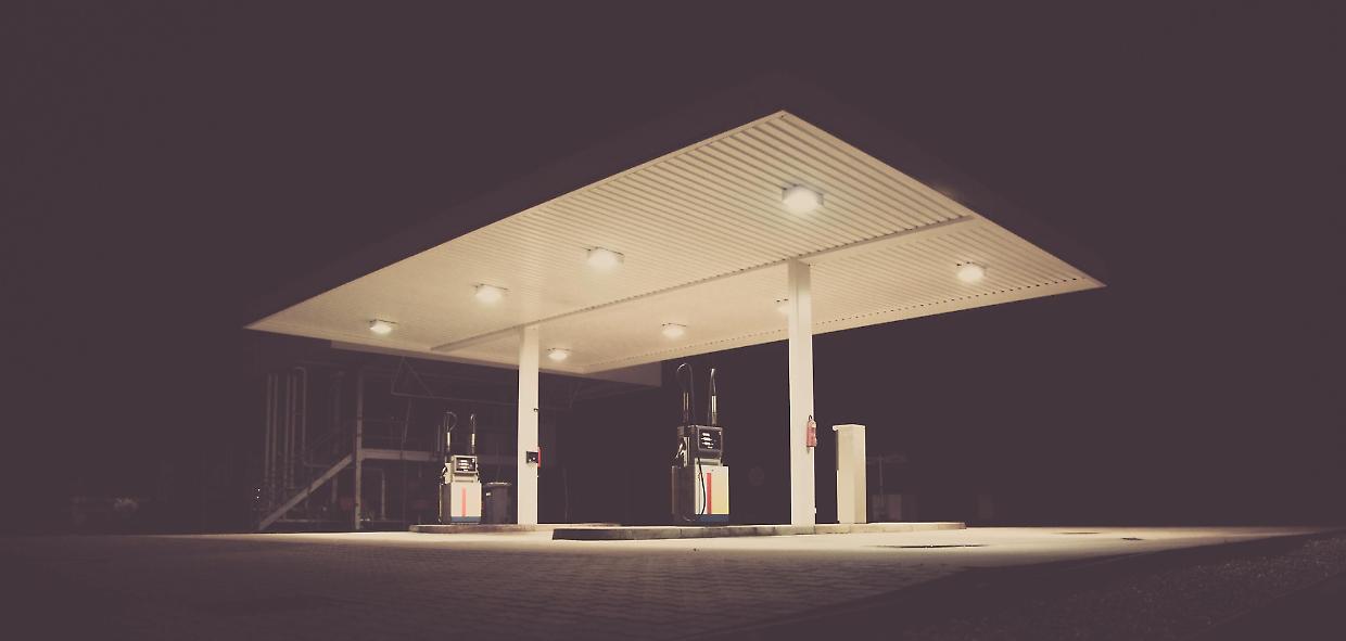 Caro carburante: l’Italia si lamenta, ma c'è chi si prepara a un prezzo record