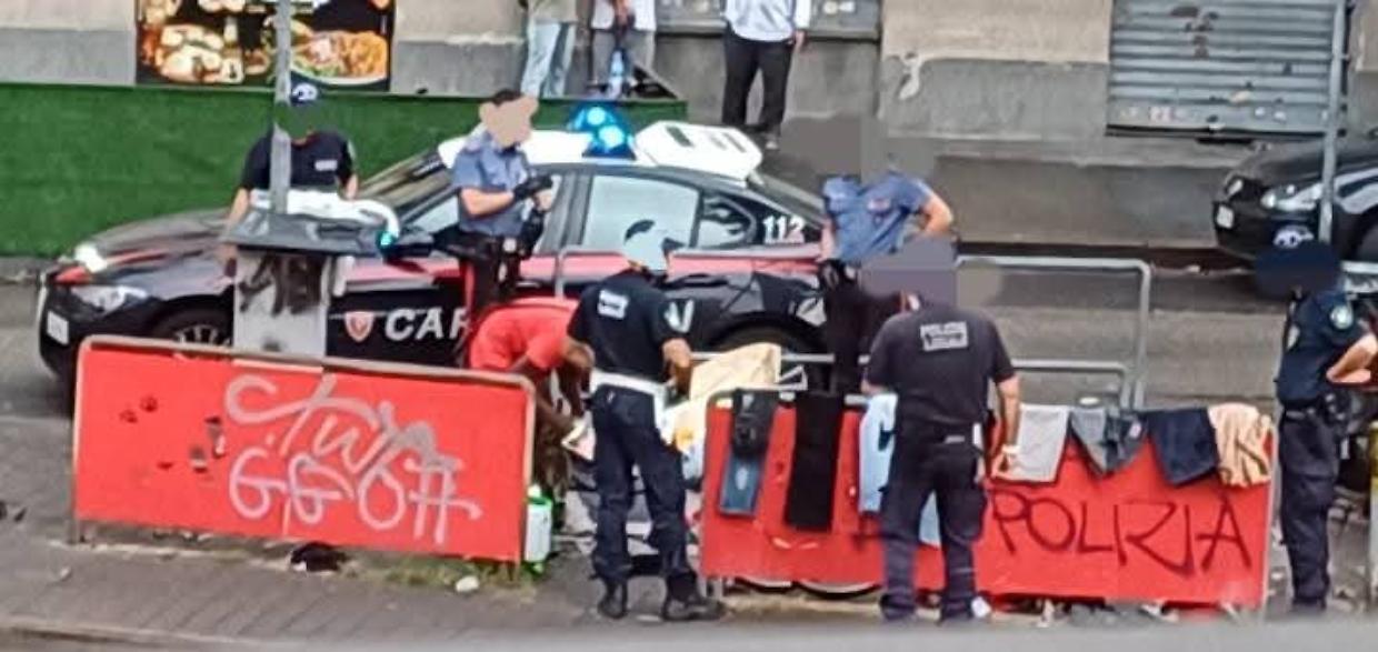 Il mercatino sulle tubature del gas: "E' il settimo sgombero dell'anno"