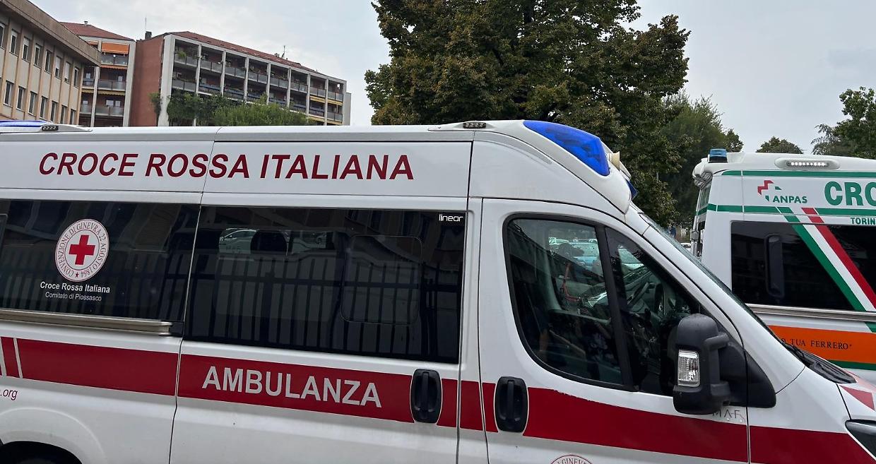 Carmagnola, auto contro un ceppo: sei feriti, ragazza travolta dopo lo schianto