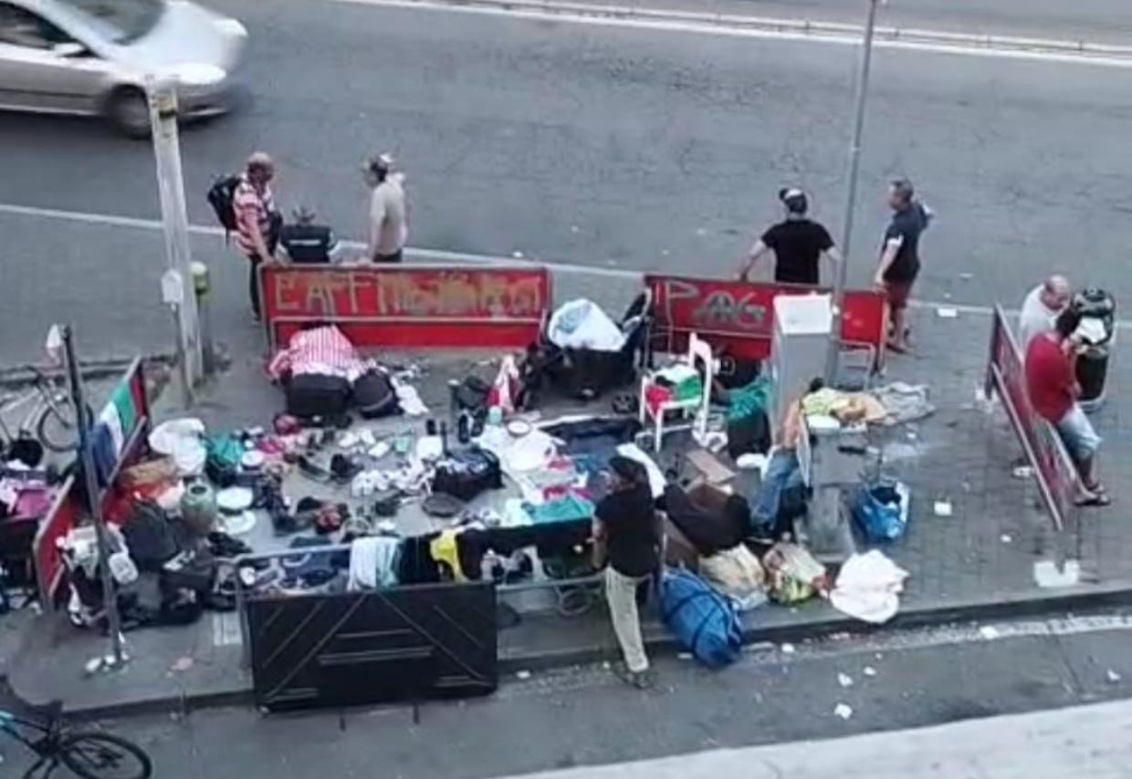 Il mercatino "abusivo" e non solo: "Non facciamo più uscire i nostri figli in balcone"