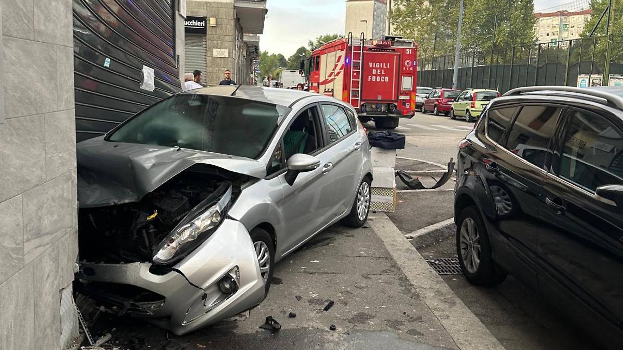 La Ford Fiesta che si è schiantata contro il negozio