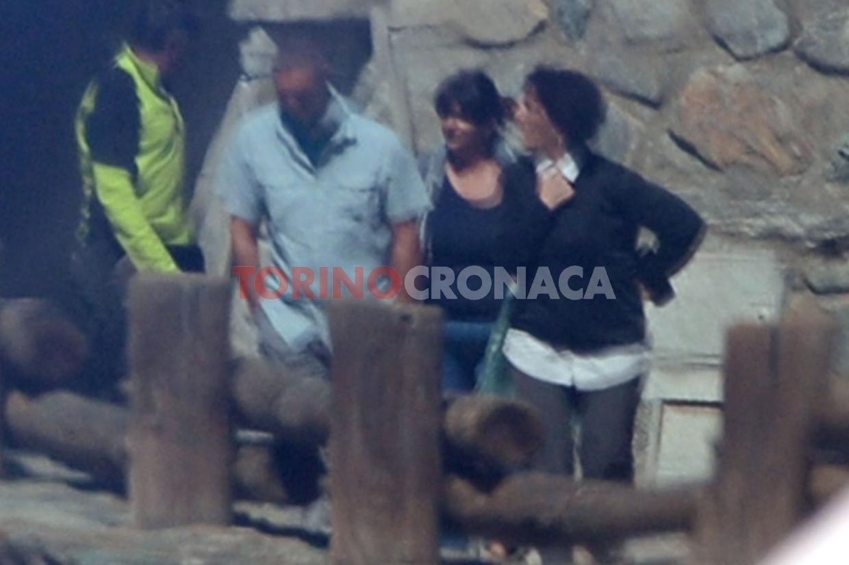 Annamaria Franzoni (la donna al centro) e il marito Stefano Lorenzi (primo da sinistra) a Cogne
