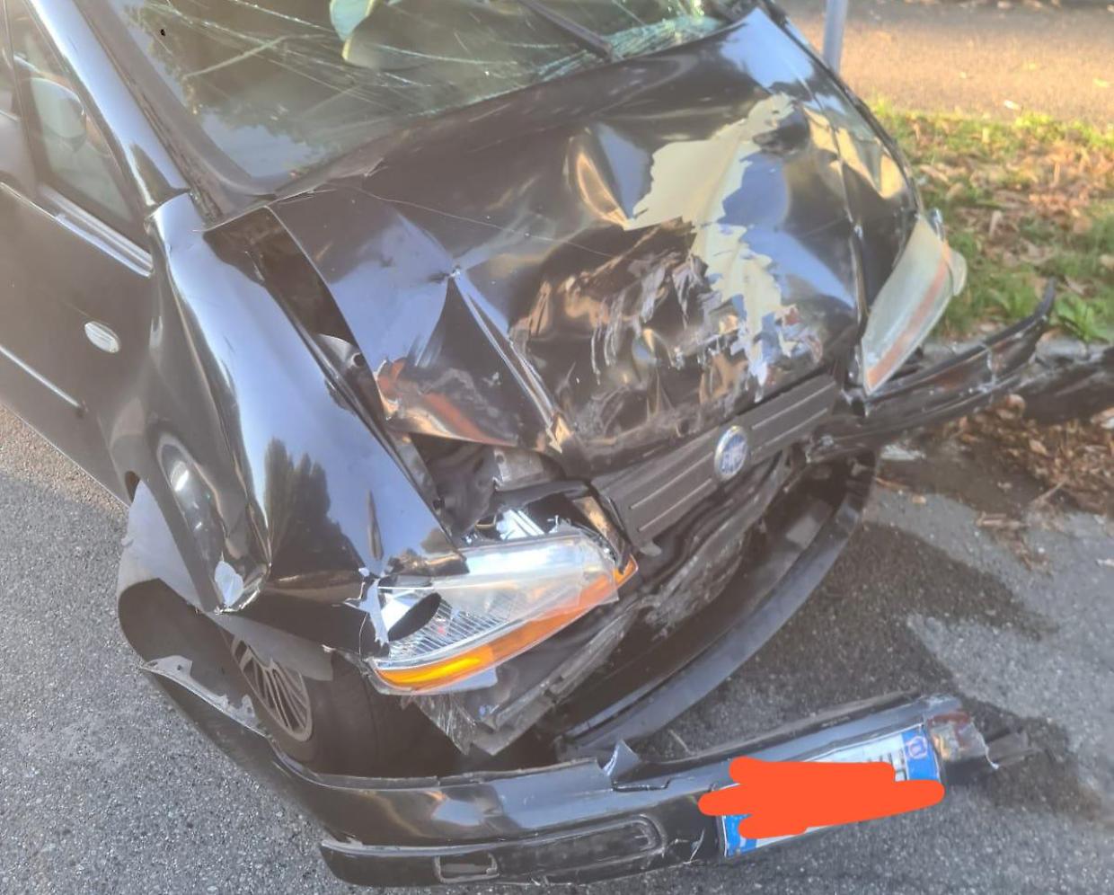 Schianto tra auto all’alba in piazza Massaua. Il pirata della strada scappa 