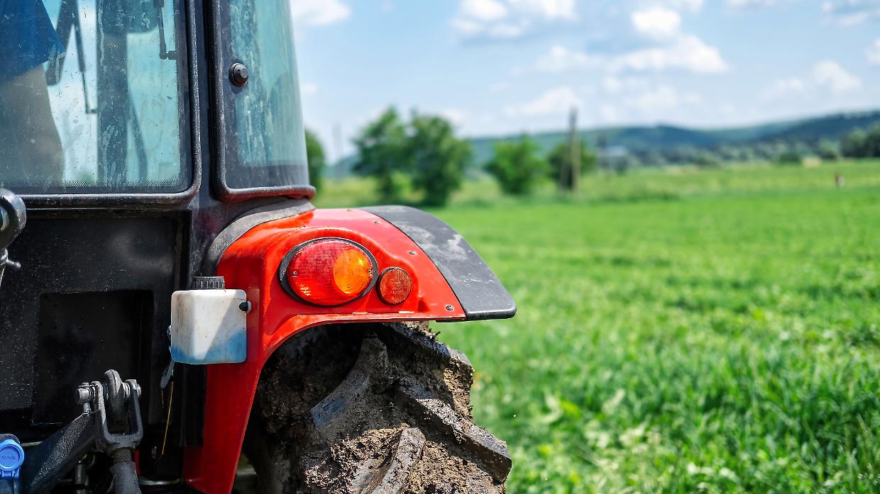 Vendemmia sull’asfalto tra Alba e Ricca: trattore si ribalta, grappoli in strada e traffico in difficoltà