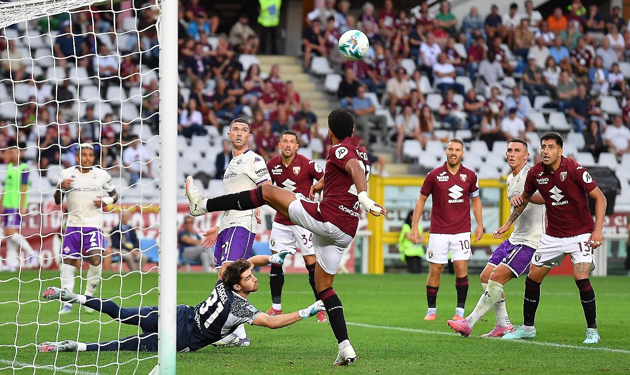 Il portiere del Torino, Franco Israel, durante la sfida contro la Fiorentina