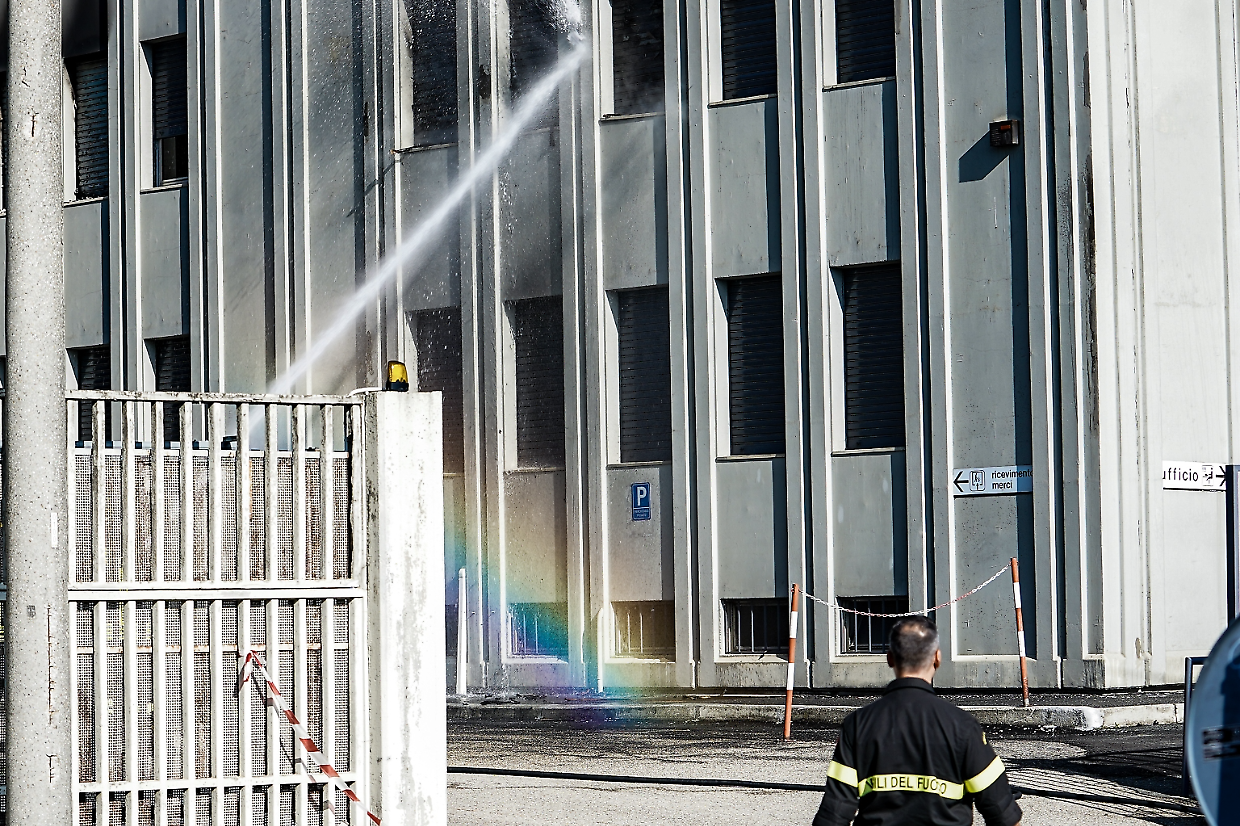 I pompieri domano le fiamme alla Euro Stamp