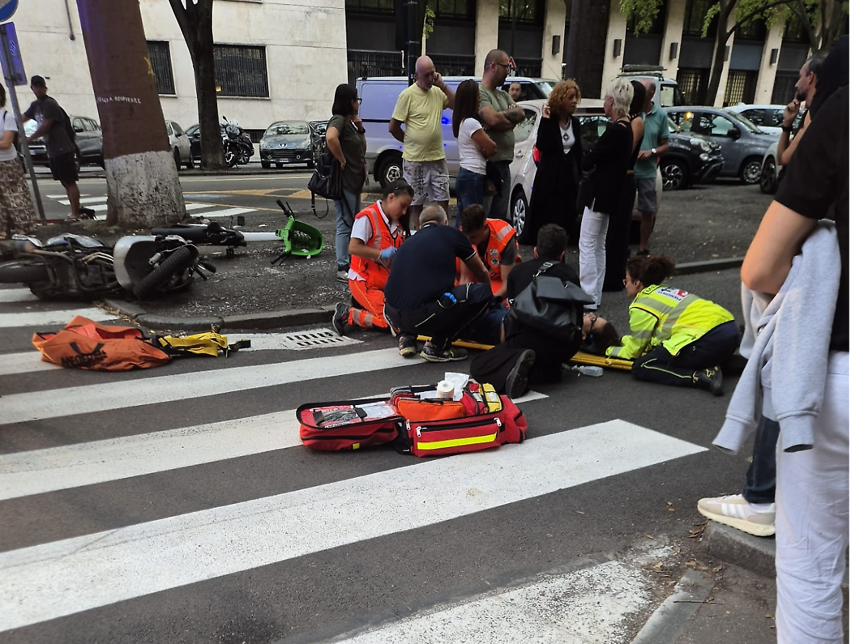 La signora, a terra, soccorsa dai sanitari del 118