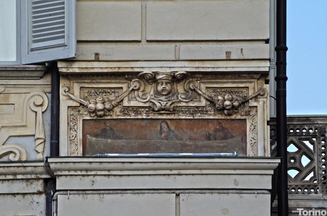 La Sindone appesa in Piazza San Carlo
