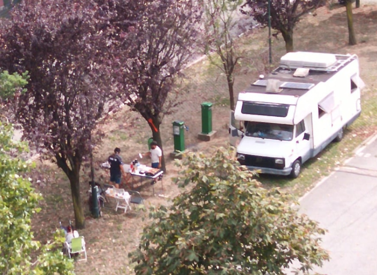 Le grigliate dei rom nel park del Gtt "Caio Mario"