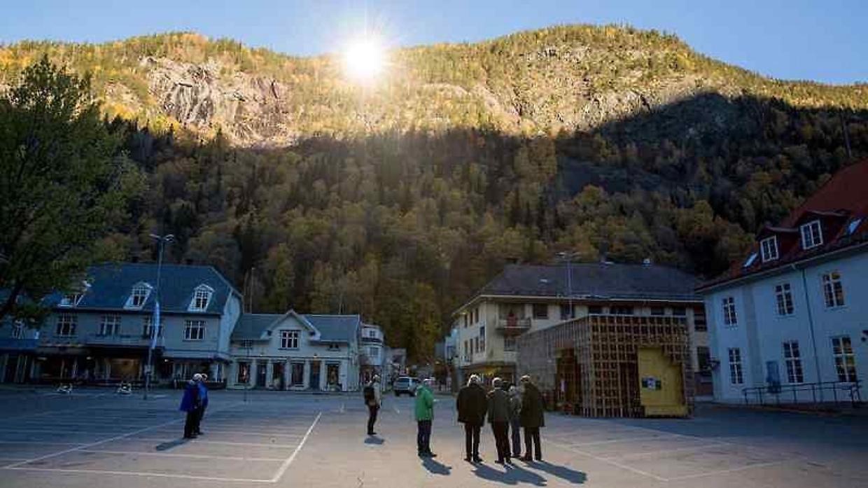 Questo piccolo borgo piemontese viene illuminato da uno specchio gigante