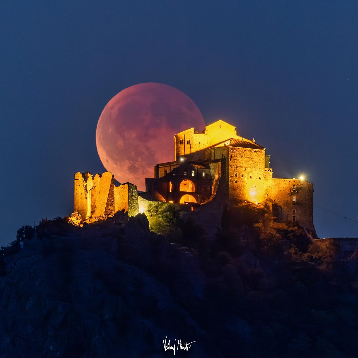 La Luna rossa sorvola la Sacra di San Michele: l'ultima foto di Valerio Minato