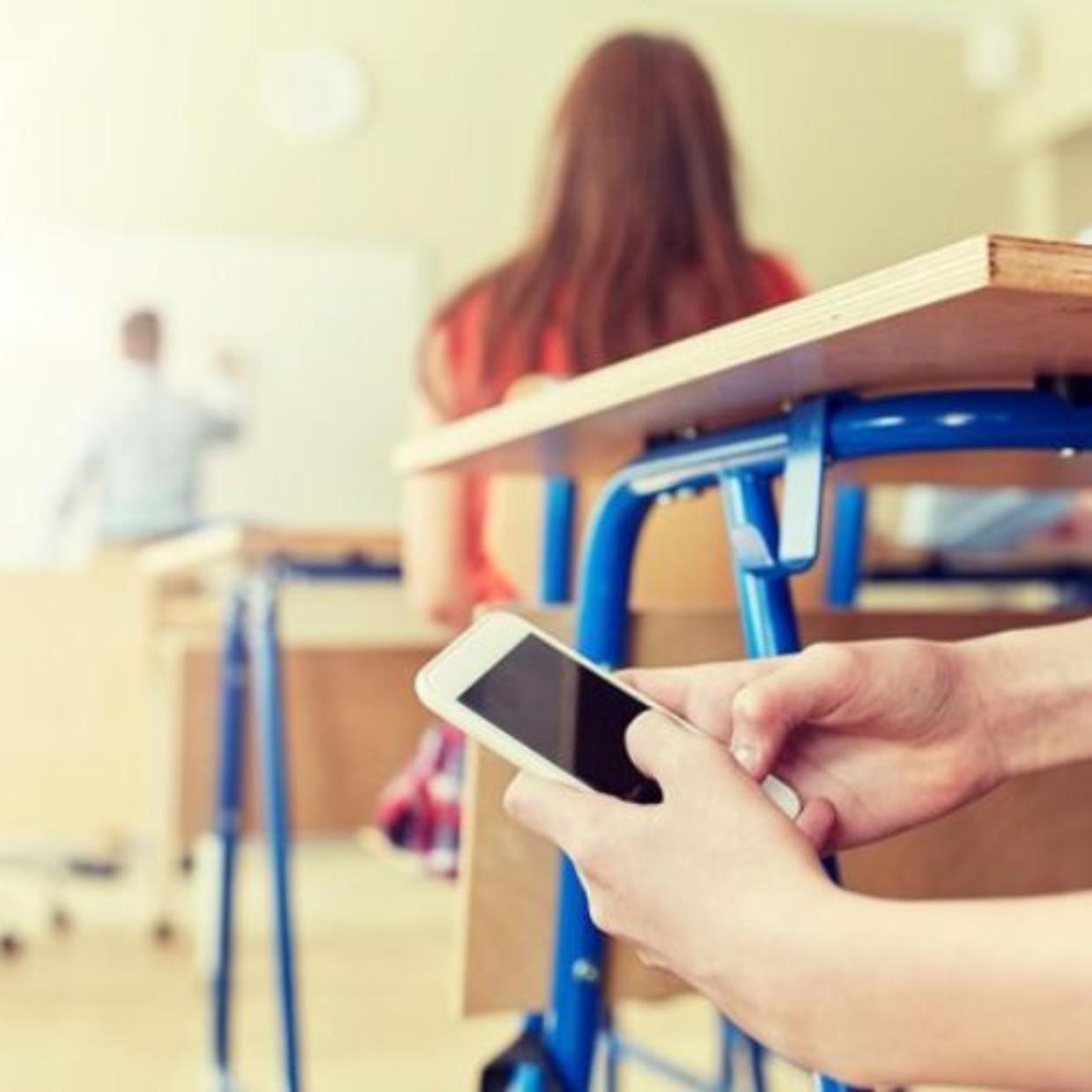 Niente più cellulare in classe: ma cosa rischiano gli studenti?