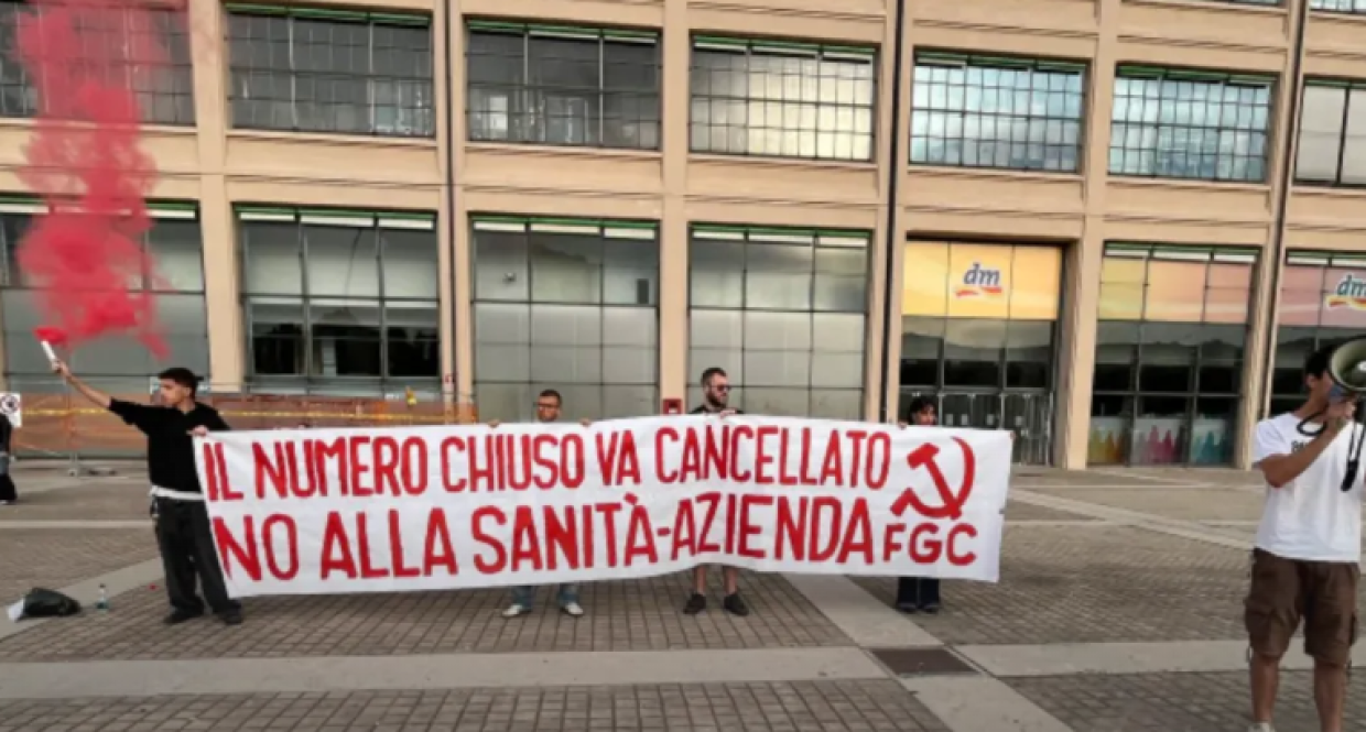 Fumogeni e striscioni a Lingotto Fiere: un gruppo di studenti contro il numero chiuso alle professioni sanitarie