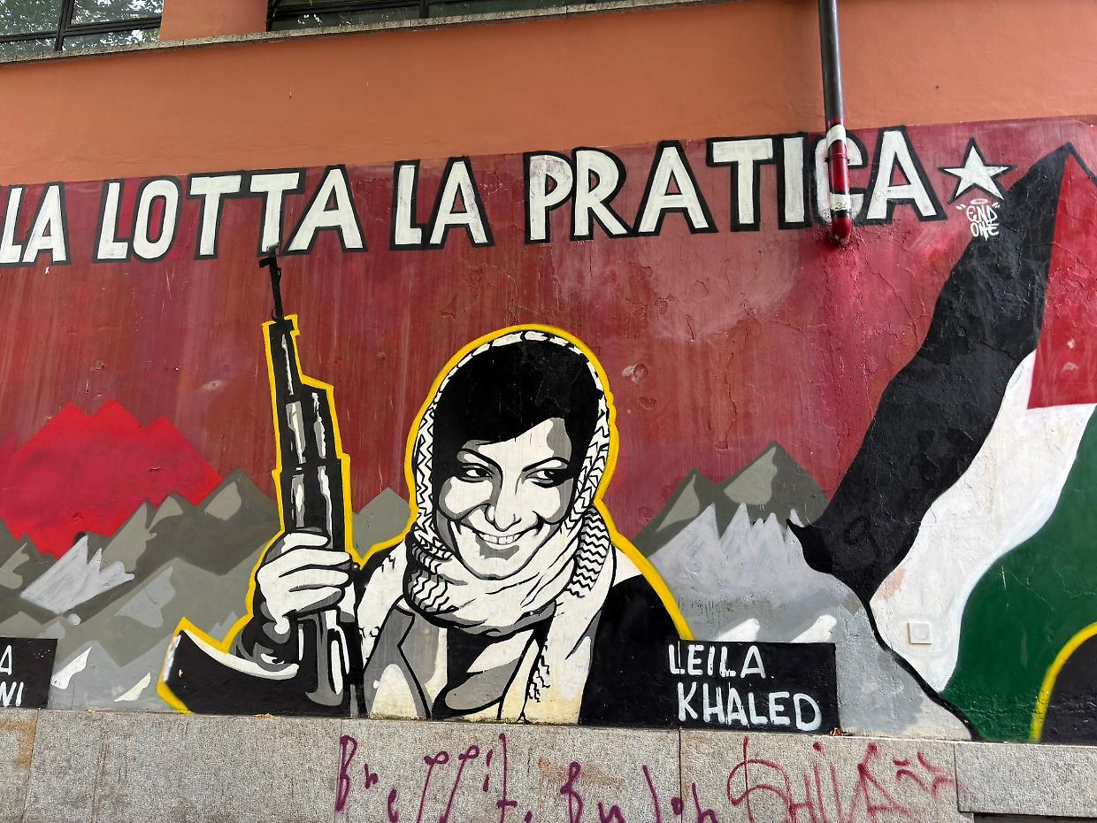 In Via Cesare Balbo è stato realizzato un murales che raffigura Leila Khaled armata (ed è subito polemica)